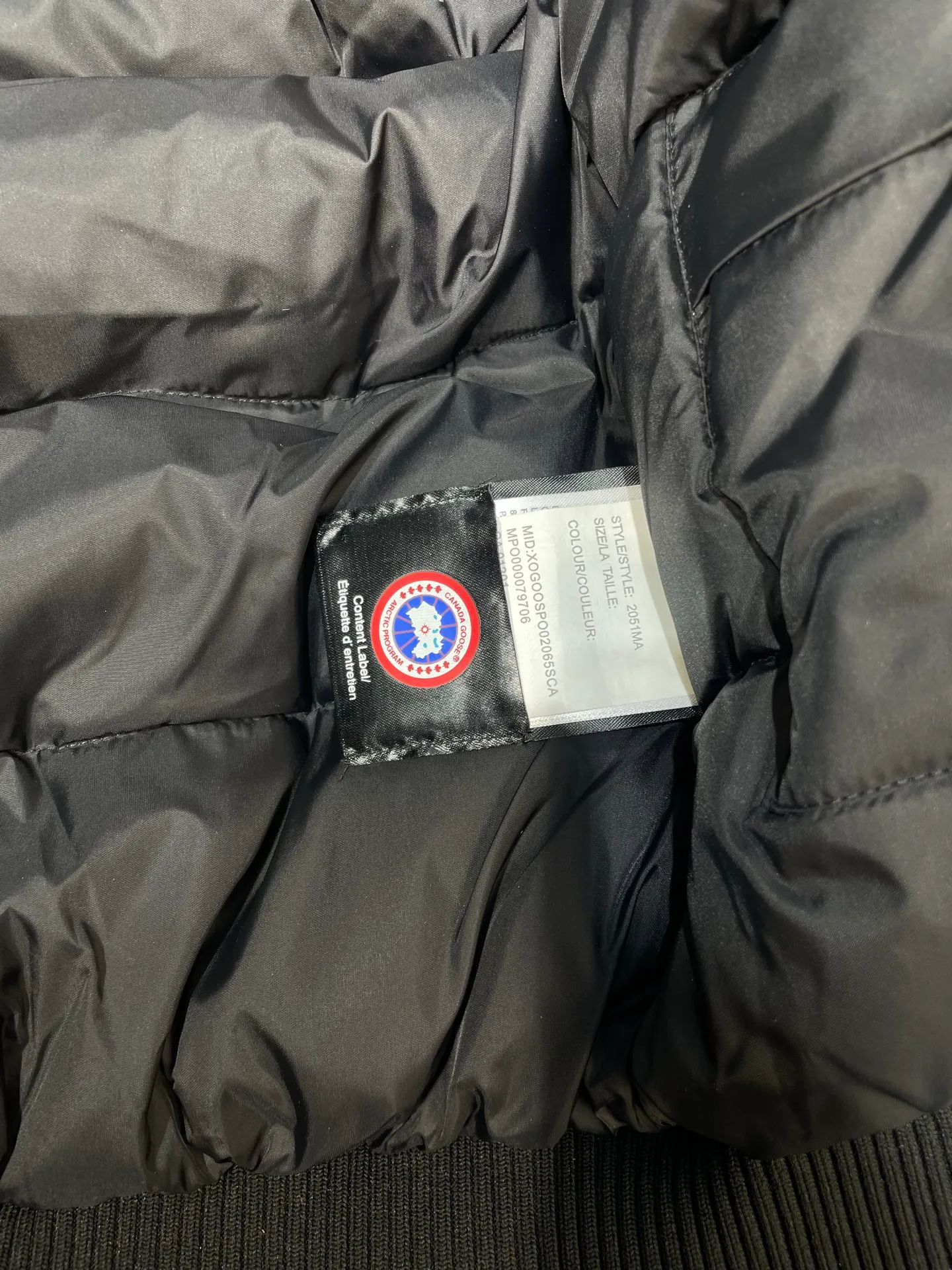 P900 special down Canada Goose Canada Goose #Chilliwack 7999M bomber jacket short down jacket/01 model #女与狠# Genuine synchronous anti-counterfeiting chip sensor! ➖ Imported 21S polyester-cotton blended original fabric [last year’s 16S/18S hard fabrics have been completely eliminated, this year all use 21S genuine synchronous fabrics, the soft mid-strap feels delicate and textured], genuine synchronous Feather-Light 10D waterproof coating fabric, made of 84.5 polyester fiber and 15.5 cotton, 100% the best feel in the entire network! ➖ The genuine official website is synchronized with the national standard 80 white duck down, you can check the official website customer service, there will never be a series of misleading claims such as 90 down or goose down! ➖ Using the best nylon lining with double double-layer sealing design, velvet-proof No. 7 needle + grid-filled down ready-made garments, there is 100% no so-called velvet running! ➖ The cuffs are designed with thickened seamless threads, and the collar and pockets are lined with top-quality polar fleece to keep you warm and comfortable! ➖ Yoshida YKK provides original custom-made electroplated sliders. YKK two-way lockable zippers are tight and smooth and will not peel off paint! ➖ 3M composite guarantees that the Velcro is the same as the original, durable, and all accessories and hardware are custom-made! ➖ Imported BEHRINGER embroidery machine to customize the 10,000-needle embroidery logo, 98% of which can be reproduced to restore the original logo. You can check and compare on the official website! ➖ The fur collars are all made of large pieces of Western Canadian blue wolf hide, ensuring that each fur collar is 13-15cm wide!   Size:XS-XXL